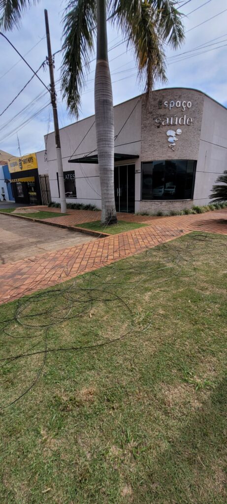 DETRAT age rápido e libera via após dois caminhões colidirem com fiação de internet em Amambai