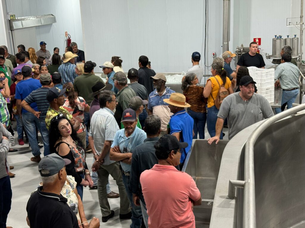 Iguatemi é contemplado com um trator pelo programa PROMAQ Iguatemi é contemplado com um trator pelo programa PROMAQ