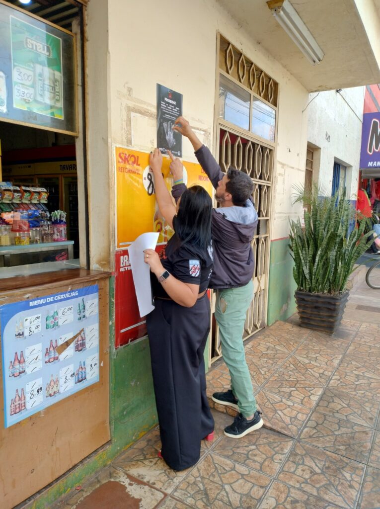 Ação de conscientização percorre conveniências de Amambai com apoio do Ministério Público