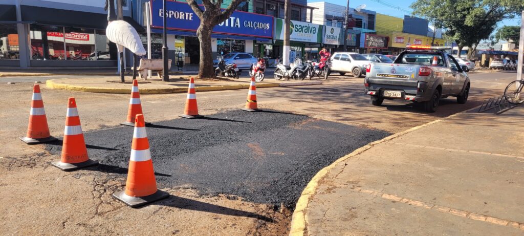DETRAT realiza apoio na segurança do trânsito durante serviço de tapa-buraco na Avenida Pedro Manvailler, em Amambai DETRAT realiza apoio na segurança do trânsito durante serviço de tapa-buraco na Avenida Pedro Manvailler, em Amambai