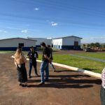 Produtores de leite participam de reunião com Agraer e Famalac para conhecer nova unidade em Tacuru