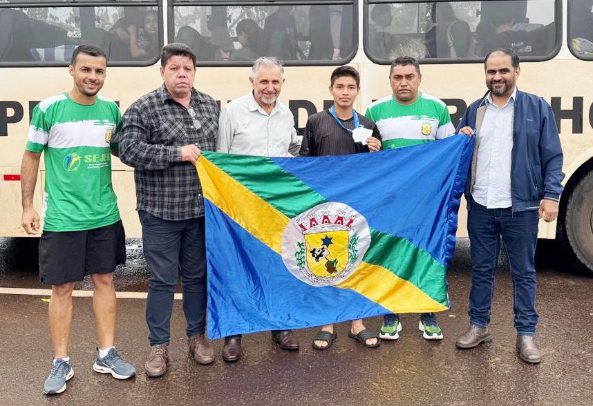 Prefeito e vice-prefeito de Paranhos recepcionam equipe de futsal feminino campeã estadual