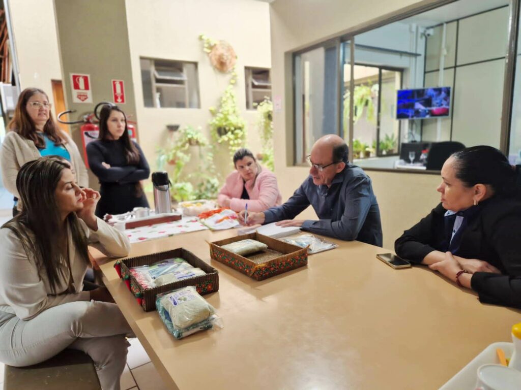 Prefeito Sérgio Barbosa e vereadora Lígia Borges visitam a APAE em Amambai