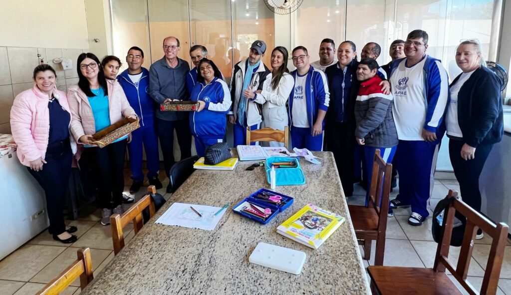 Prefeito Sérgio Barbosa e vereadora Lígia Borges visitam a APAE em Amambai