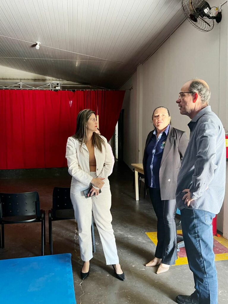 Prefeito Sérgio Barbosa e vereadora Lígia Borges visitam a APAE em Amambai