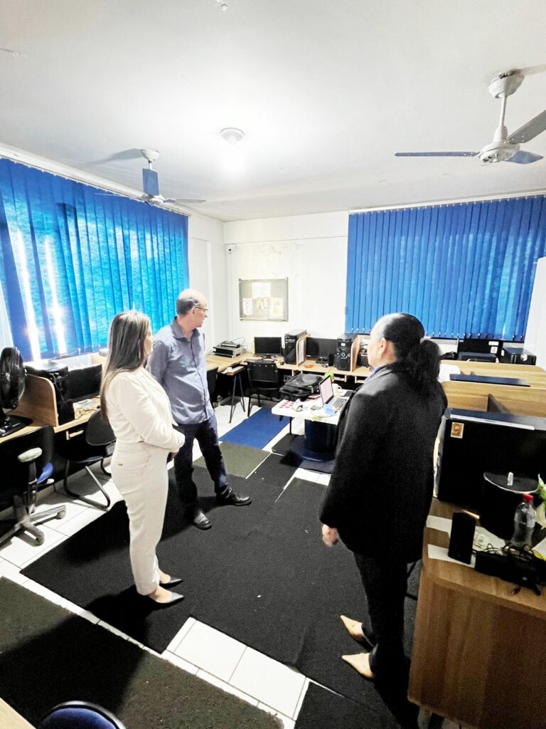 Prefeito Sérgio Barbosa e vereadora Lígia Borges visitam a APAE em Amambai