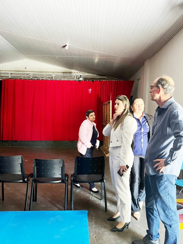 Prefeito Sérgio Barbosa e vereadora Lígia Borges visitam a APAE em Amambai