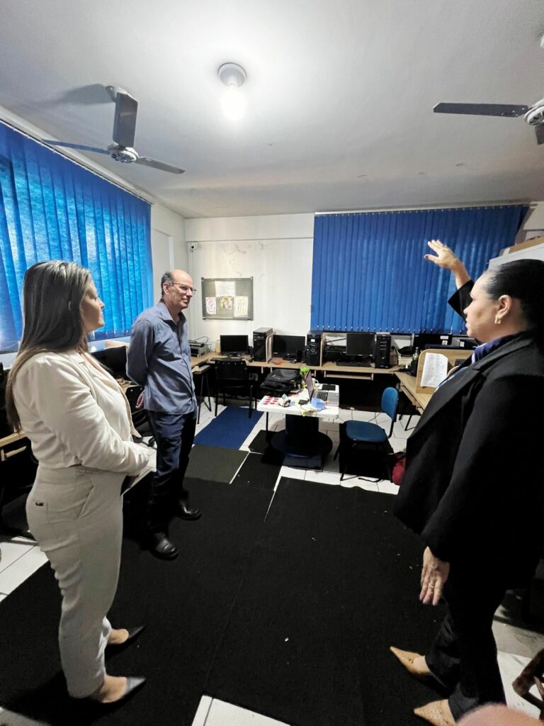 Prefeito Sérgio Barbosa e vereadora Lígia Borges visitam a APAE em Amambai