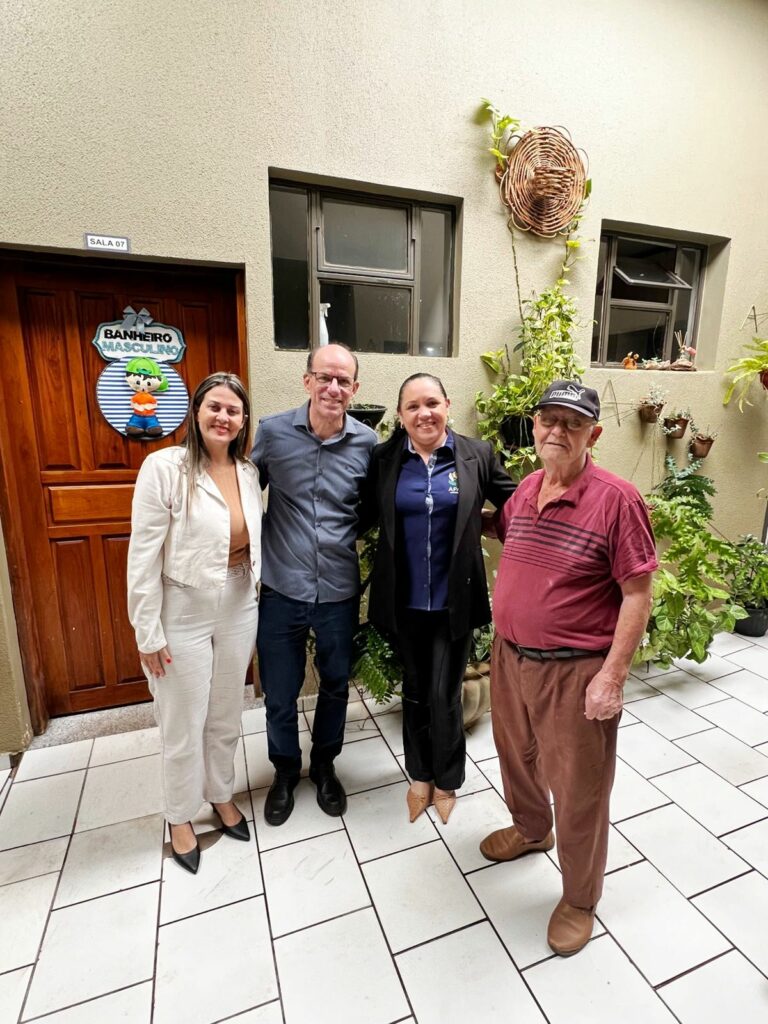 Prefeito Sérgio Barbosa e vereadora Lígia Borges visitam a APAE em Amambai