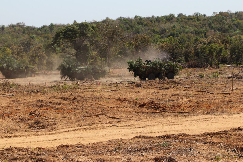 Prontidão e poder de combate: centenas de militares participam de certificação da Força de Emprego Estratégico em Betione (MS) Prontidão e poder de combate: centenas de militares participam de certificação da Força de Emprego Estratégico em Betione (MS)