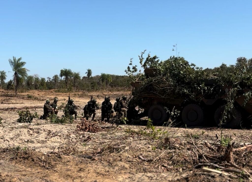 Prontidão e poder de combate: centenas de militares participam de certificação da Força de Emprego Estratégico em Betione (MS) Prontidão e poder de combate: centenas de militares participam de certificação da Força de Emprego Estratégico em Betione (MS)