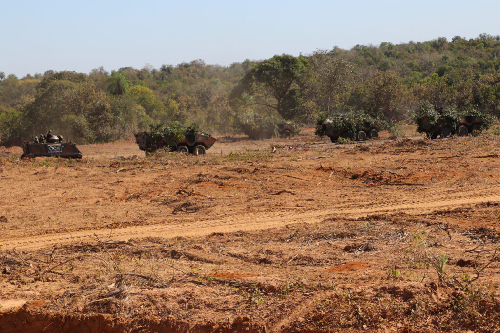 Prontidão e poder de combate: centenas de militares participam de certificação da Força de Emprego Estratégico em Betione (MS) Prontidão e poder de combate: centenas de militares participam de certificação da Força de Emprego Estratégico em Betione (MS)