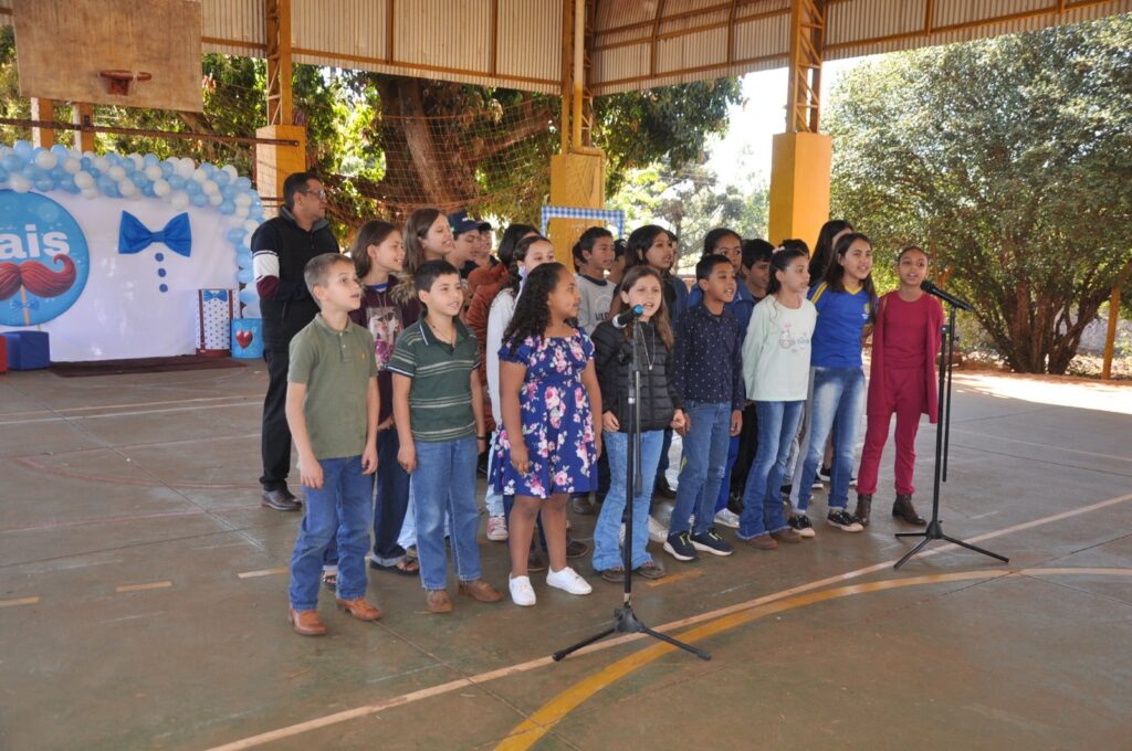 Iguatemi: Escola Cemur prestou homenagens aos pais dos alunos com apresentações culturais e sorteio de brindes