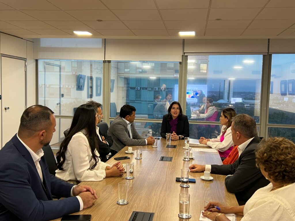 Cel. Sapucaia: Em Brasília, Niágara Kraievski e vereadores asseguram novos investimentos para pavimentação e a construção de um Centro de Convivência para idosos