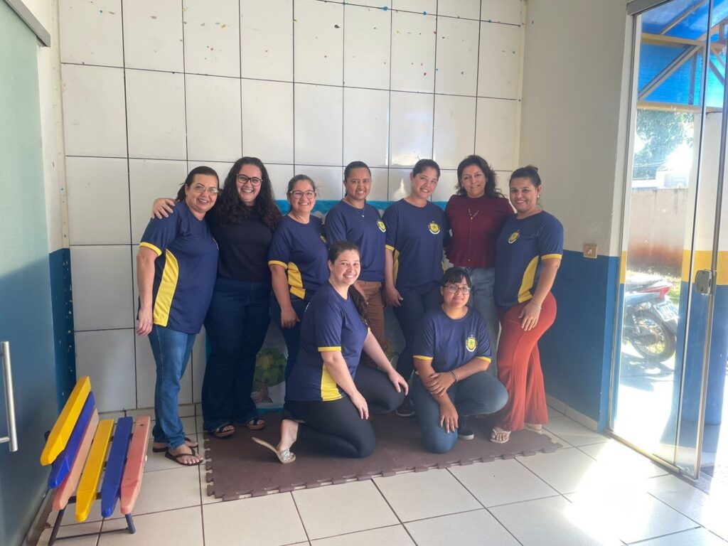 Prefeitura de Iguatemi entrega kit de uniformes aos servidores da Educação