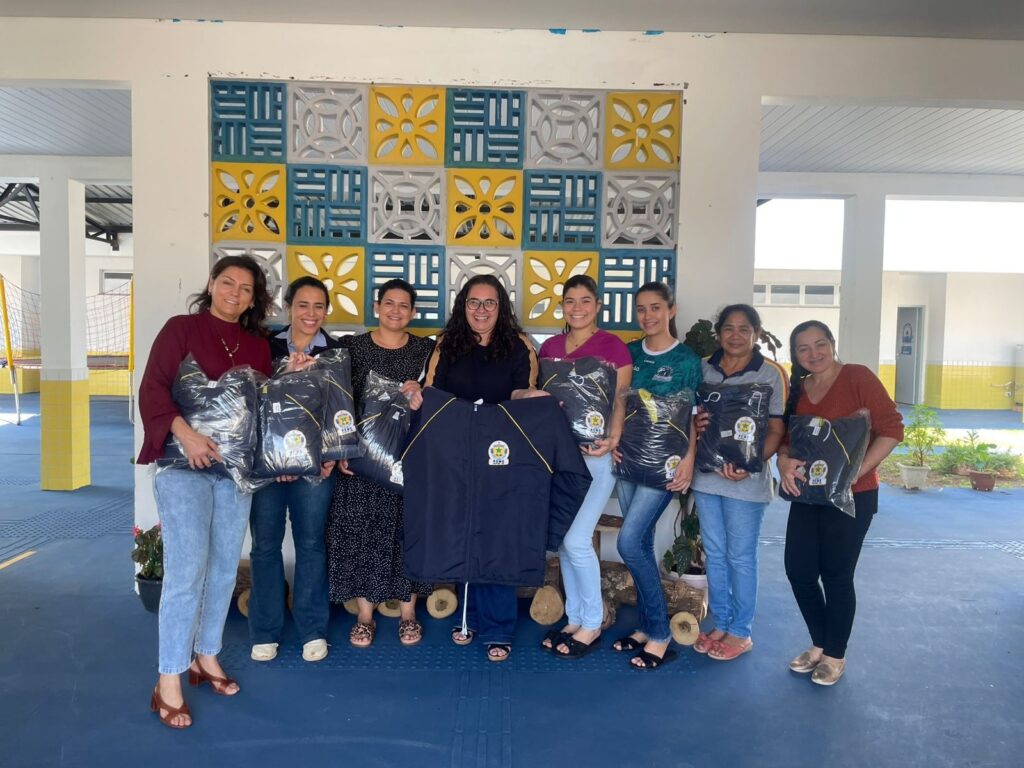 Prefeitura de Iguatemi entrega kit de uniformes aos servidores da Educação