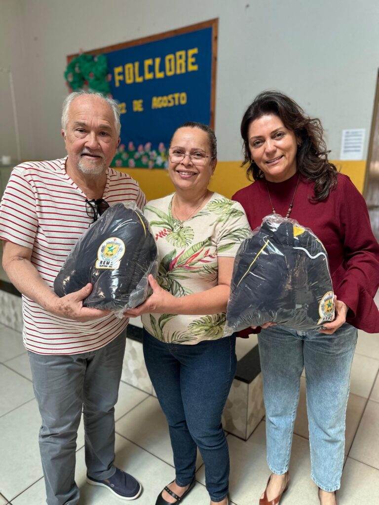 Prefeitura de Iguatemi entrega kit de uniformes aos servidores da Educação