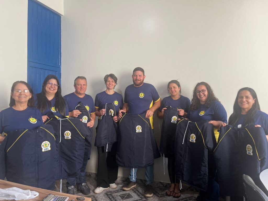 Prefeitura de Iguatemi entrega kit de uniformes aos servidores da Educação