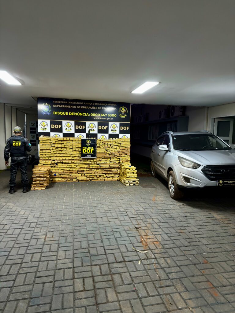 Ponta Porã: DOF apreende quase 900 quilos de drogas em carro roubado em Campo Grande Ponta Porã: DOF apreende quase 900 quilos de drogas em carro roubado em Campo Grande