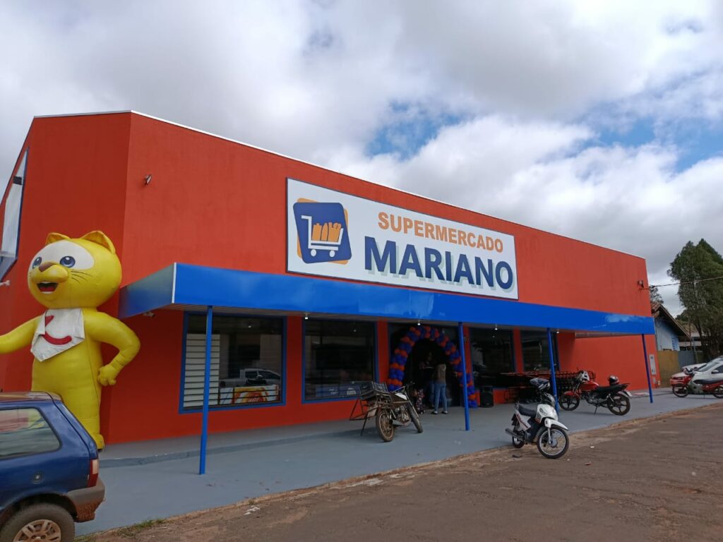 Vice-prefeito Carlão e o presidente da Câmara Ney Kuasne prestigiam reinauguração do Supermercado Mariano em Coronel Sapucaia