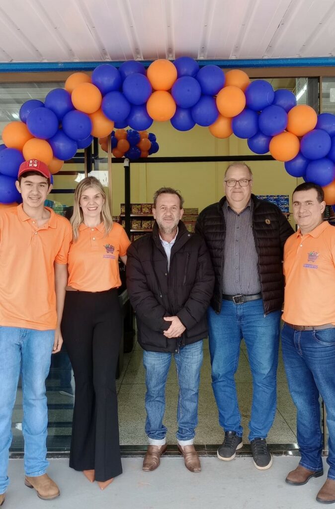 Vice-prefeito Carlão e o presidente da Câmara Ney Kuasne prestigiam reinauguração do Supermercado Mariano em Coronel Sapucaia