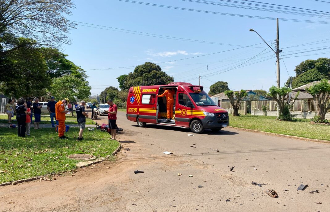 Nas fotos a moto e o Saveiro envolvidos na colisão no final da manhã desse sábado (13) na Vila Pimentel, em Amambai. (Foto: CBM)