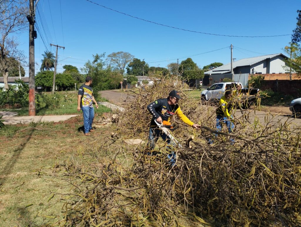 Membros da Tatu Peba arregaçam as mangas e auxiliam bombeiros e Defesa Civil após temporal em Amambai Membros da Tatu Peba arregaçam as mangas e auxiliam bombeiros e Defesa Civil após temporal em Amambai