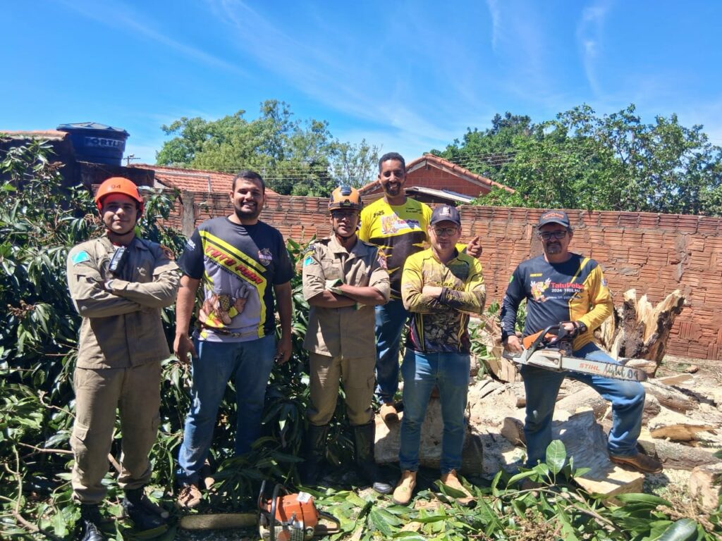 Membros da Tatu Peba arregaçam as mangas e auxiliam bombeiros e Defesa Civil após temporal em Amambai Membros da Tatu Peba arregaçam as mangas e auxiliam bombeiros e Defesa Civil após temporal em Amambai