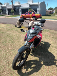 Jovem fica ferido em acidente entre carro e moto em Amambai