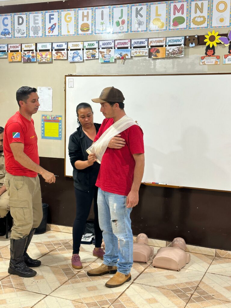 Curso de Primeiros Socorros capacita colaboradores da APAE de Paranhos com apoio do Corpo de Bombeiros de Amambai