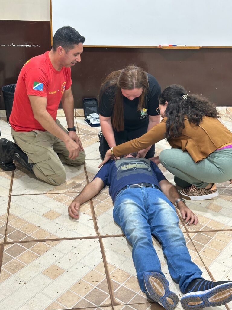 Curso de Primeiros Socorros capacita colaboradores da APAE de Paranhos com apoio do Corpo de Bombeiros de Amambai