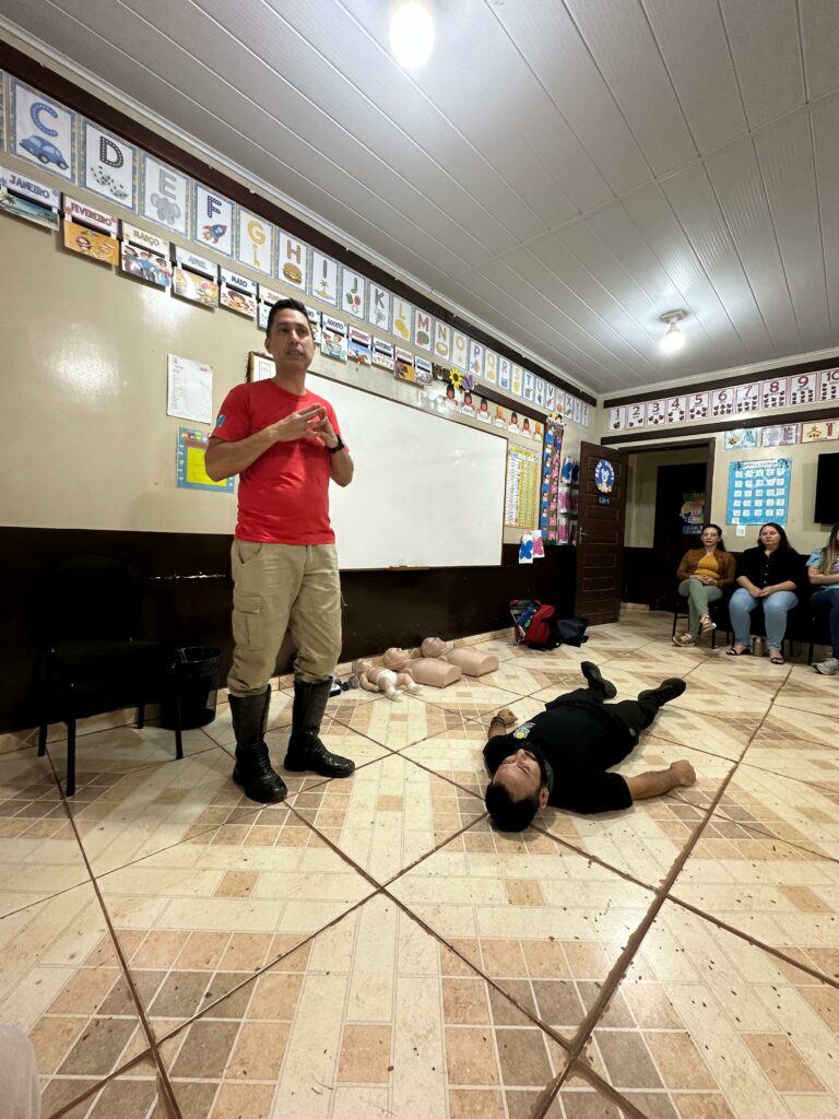 Curso de Primeiros Socorros capacita colaboradores da APAE de Paranhos com apoio do Corpo de Bombeiros de Amambai