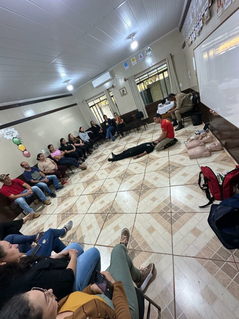 Curso de Primeiros Socorros capacita colaboradores da APAE de Paranhos com apoio do Corpo de Bombeiros de Amambai