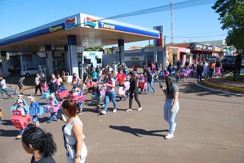 Iguatemi: Alunos da Educação Infantil Municipal desfilam com carrinhos de papelão na Av. Presidente Vargas, em alusão à Semana do Trânsito