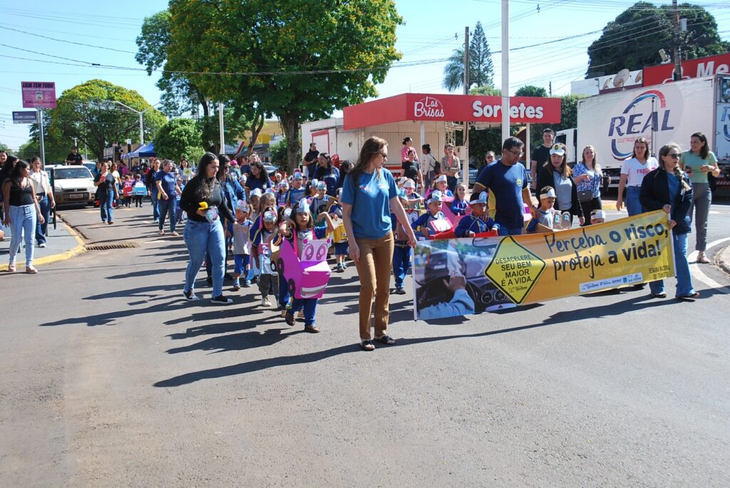 Iguatemi: Alunos da Educação Infantil Municipal desfilam com carrinhos de papelão na Av. Presidente Vargas, em alusão à Semana do Trânsito