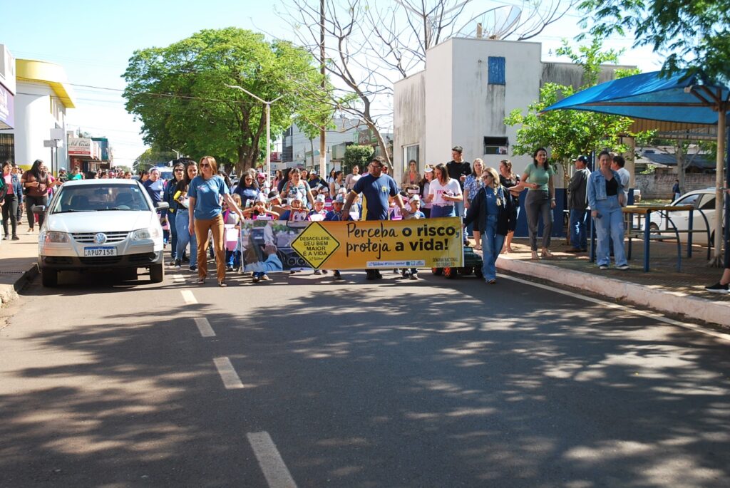 Iguatemi: Alunos da Educação Infantil Municipal desfilam com carrinhos de papelão na Av. Presidente Vargas, em alusão à Semana do Trânsito