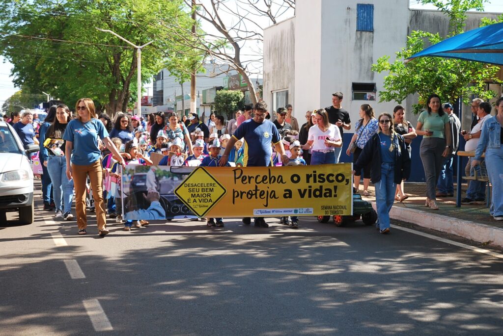 Iguatemi: Alunos da Educação Infantil Municipal desfilam com carrinhos de papelão na Av. Presidente Vargas, em alusão à Semana do Trânsito