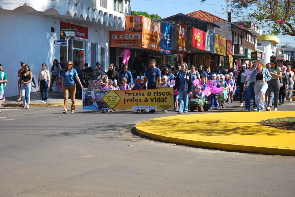 Iguatemi: Alunos da Educação Infantil Municipal desfilam com carrinhos de papelão na Av. Presidente Vargas, em alusão à Semana do Trânsito