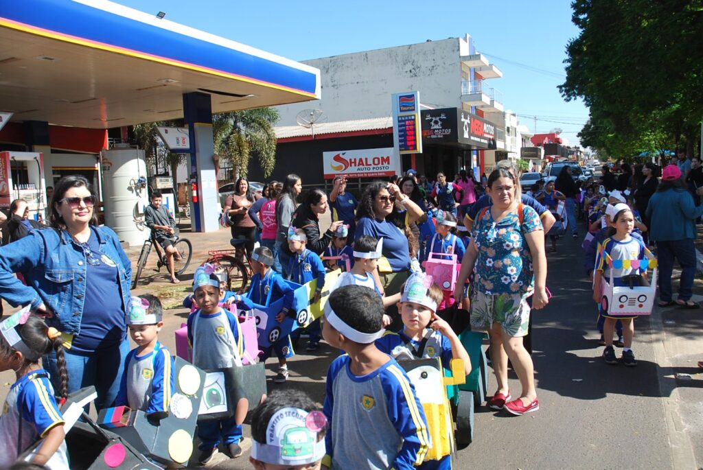 Iguatemi: Alunos da Educação Infantil Municipal desfilam com carrinhos de papelão na Av. Presidente Vargas, em alusão à Semana do Trânsito