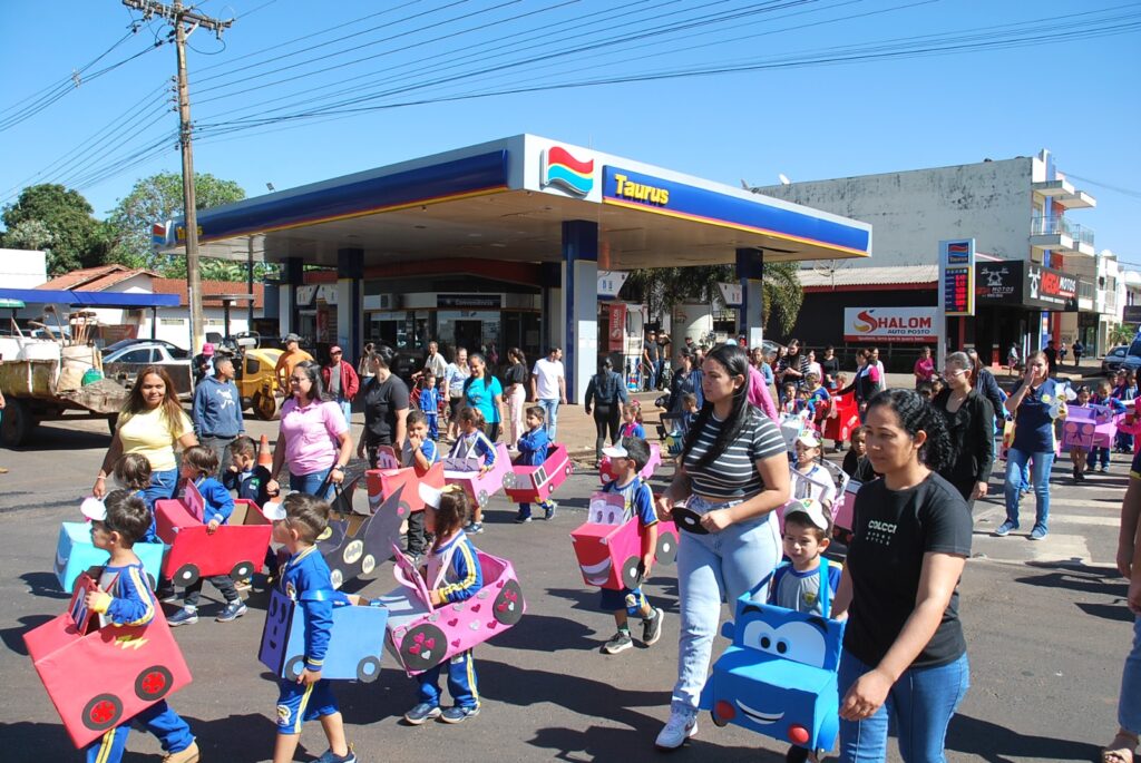 Iguatemi: Alunos da Educação Infantil Municipal desfilam com carrinhos de papelão na Av. Presidente Vargas, em alusão à Semana do Trânsito