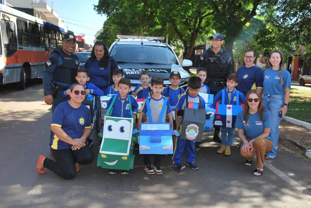Iguatemi: Alunos da Educação Infantil Municipal desfilam com carrinhos de papelão na Av. Presidente Vargas, em alusão à Semana do Trânsito