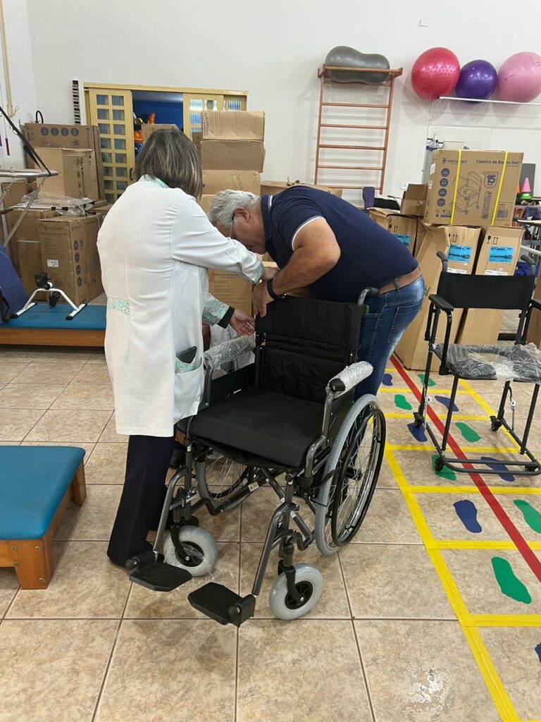 Prefeitura de Amambai entrega equipamentos de mobilidade a usuários do SUS