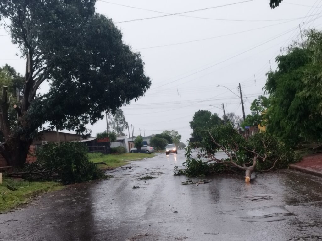 Temporal causa danos e deixa grande parte da cidade sem energia em Amambai Temporal causa danos e deixa grande parte da cidade sem energia em Amambai