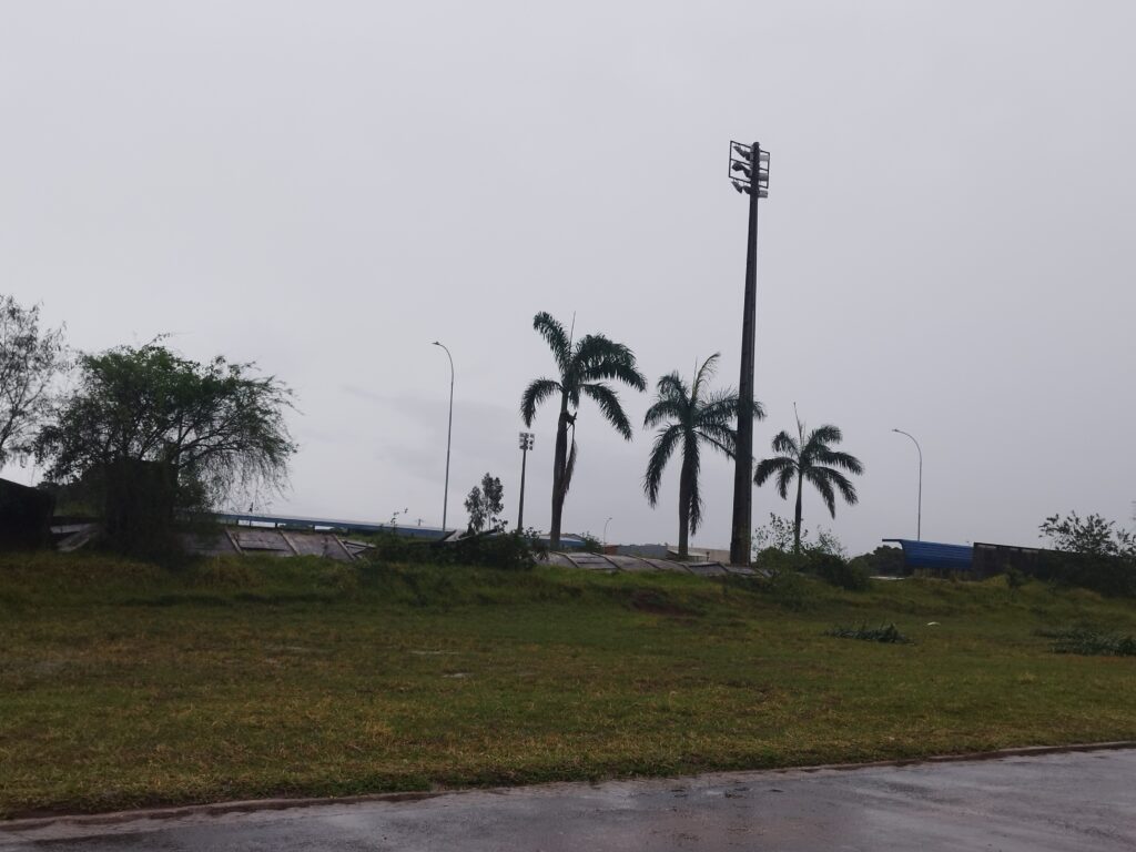 Temporal causa danos e deixa grande parte da cidade sem energia em Amambai Temporal causa danos e deixa grande parte da cidade sem energia em Amambai