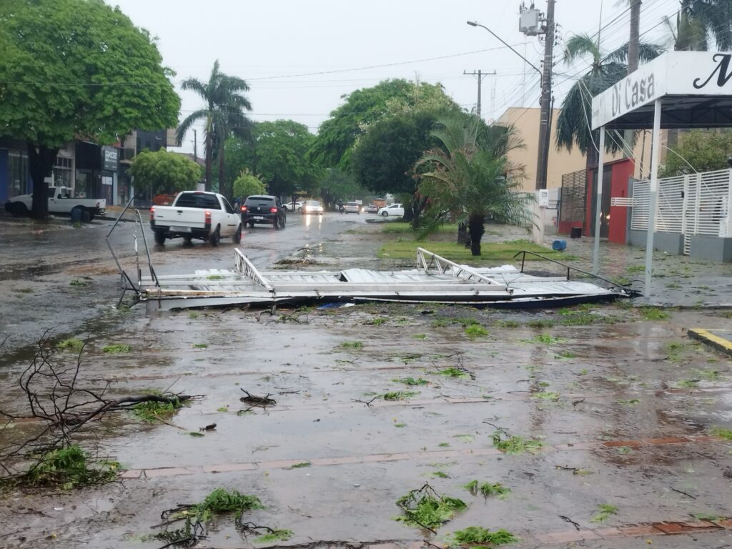 Temporal causa danos e deixa grande parte da cidade sem energia em Amambai Temporal causa danos e deixa grande parte da cidade sem energia em Amambai