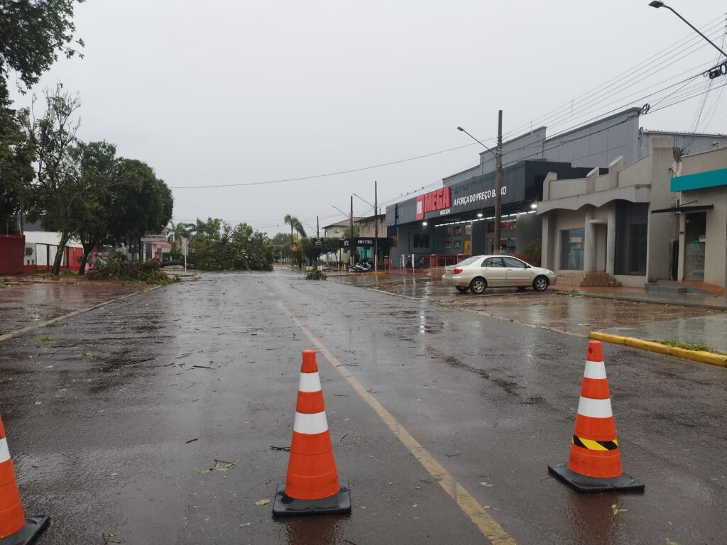 Temporal causa danos e deixa grande parte da cidade sem energia em Amambai Temporal causa danos e deixa grande parte da cidade sem energia em Amambai
