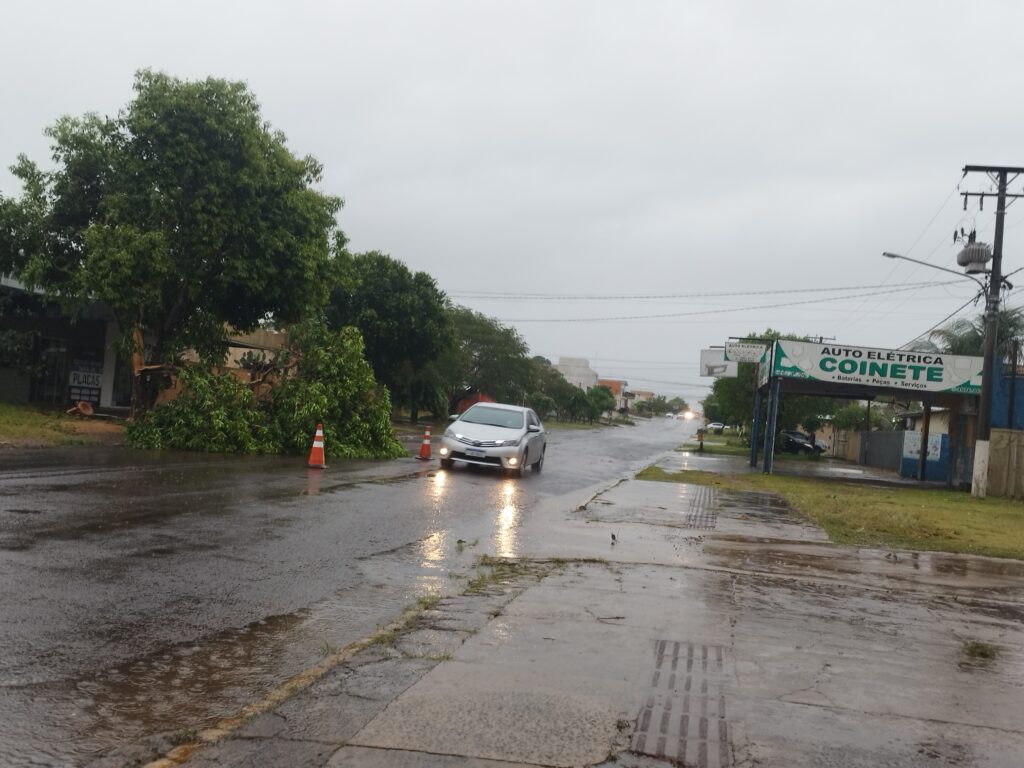 Temporal causa danos e deixa grande parte da cidade sem energia em Amambai Temporal causa danos e deixa grande parte da cidade sem energia em Amambai
