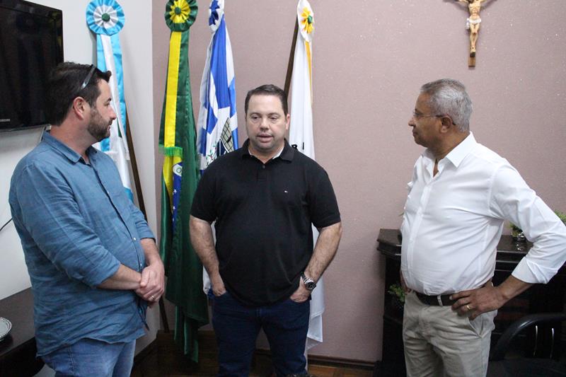 Vereadores Darci e Jota Roberto recepcionam deputados Rodolfo Nogueira e Zé Teixeira em Amambai