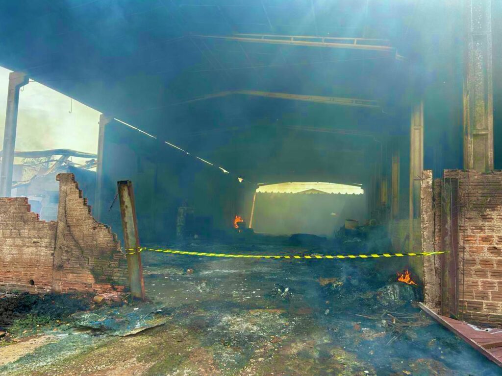 Mulher é presa em flagrante após provocar incêndio que destruiu ferro-velho em Naviraí