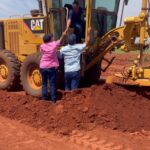 Legislativo de Paranhos: vereadores acompanham manutenção em estrada de acesso à comunidade rural
